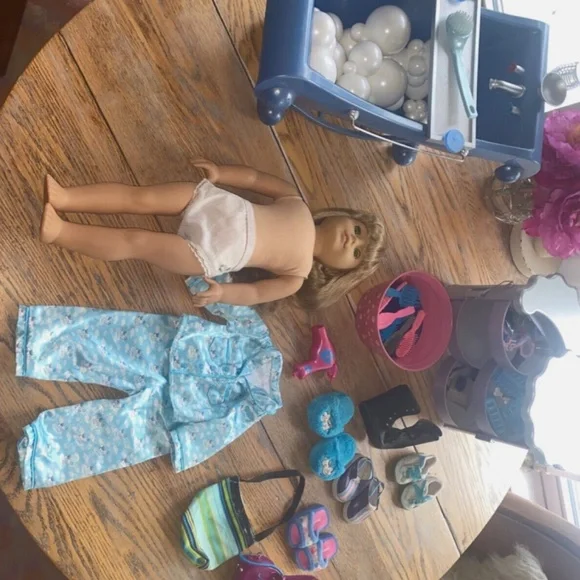 American Girl Doll with bathtub, accessories, outfits, shoes! PA-11392